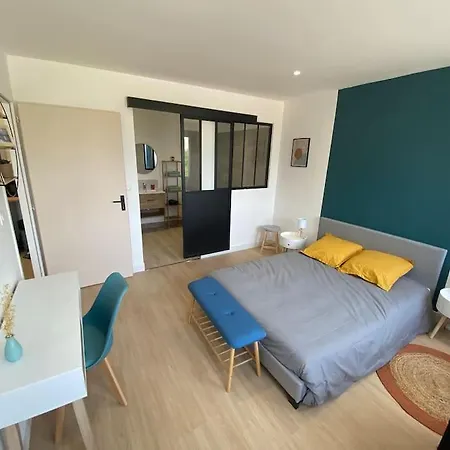 T2 Spacieux Avec Baignoire Balneo En Rdc Sur Cour Saint-Florentin  Esterno foto