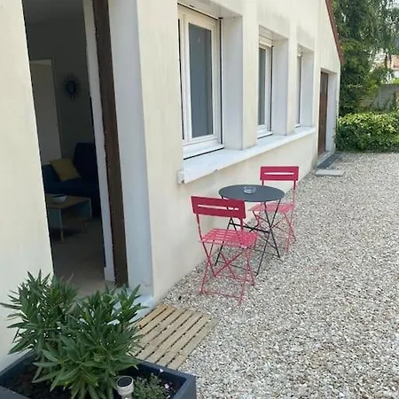 T2 Spacieux Avec Baignoire Balneo En Rdc Sur Cour Saint-Florentin  Esterno foto